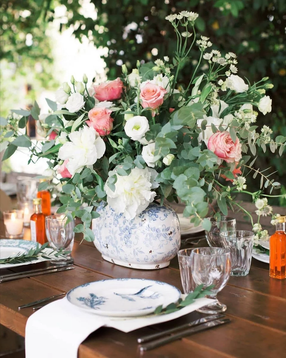 Το τραπέζι στολίζεται με λουλούδια κομμένα από τον κήπο του κτήματος. 