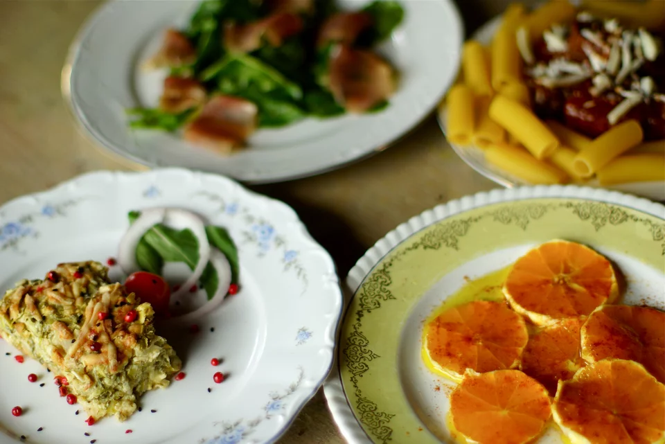 Τα πιάτα της Βασιλικής Καρούνου στον Αμπελώνα της Κέρκυρας βασίζονται στις παραδόσεις της κερκυραϊκής γαστρονομίας που έχει τις ρίζες της στο Μεσαίωνα. 