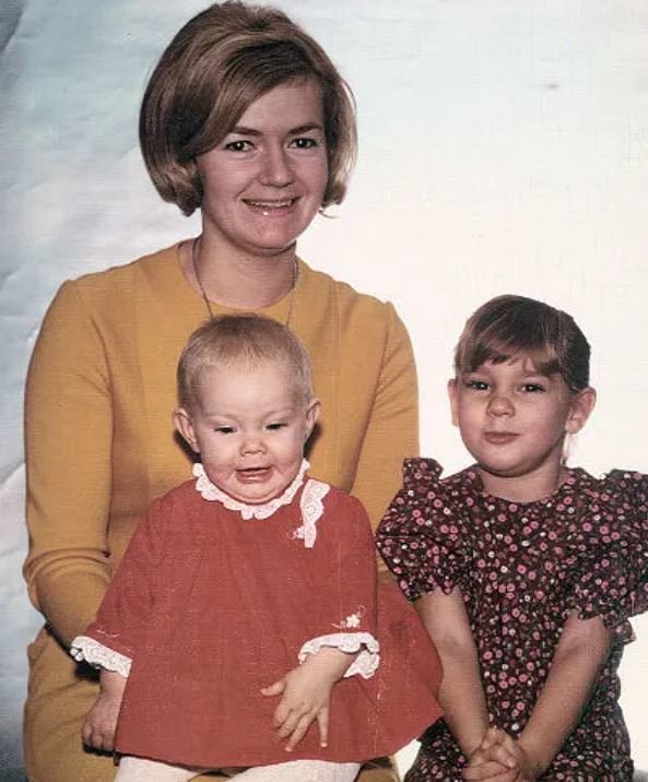 Η γυναίκα του με τις δυο κόρες τους την Κίμπερλι, και την Κρίστεν