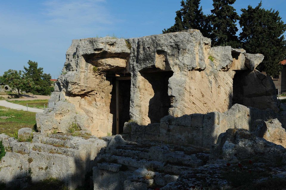 Η Κρήνη της Γλαύκης. Εδώ έπεσε η Γλαύκη να σωθεί, φορώντας το δηλητηριασμένο πέπλο που της έδωσε η Μήδεια / Aρχαιολογικό Μουσείο Αρχαίας Κορίνθου
