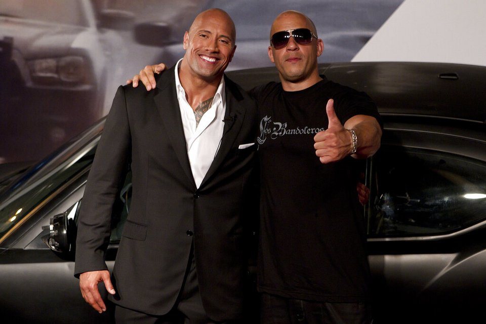 Οι ηθοποιοί Vin Diesel, δεξιά, και Dwayne Johnson ποζάρουν για φωτογραφίες