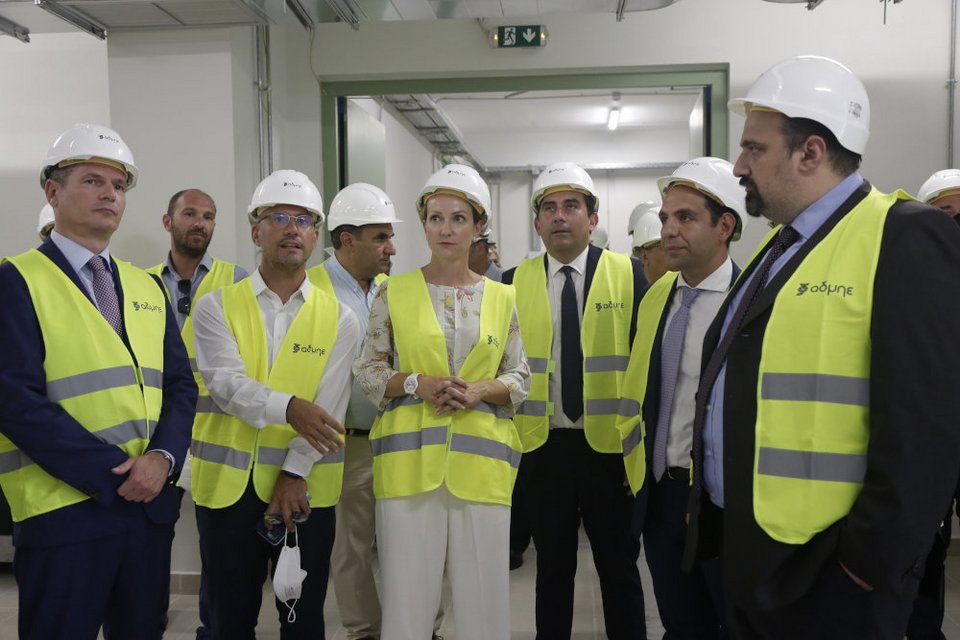 Στην πρώτη σειρά, από αριστερά: Πρόεδρος και CEO ΑΔΜΗΕ Μάνος Μανουσάκης, CEO ΔΕΔΔΗΕ Αναστάσιος Μάνος, Γενική Γραμματέας Ενέργειας και Ορυκτών Πρώτων Υλών Αλεξάνδρα Σδούκου, Δήμαρχος Σκιάθου Θεόδωρος Τζούμας, Μιχάλης Χατζηπάνος Διευθυντής Νέων Έργων Μεταφοράς ΑΔΜΗΕ, Υφυπουργός παρά τω Πρωθυπουργώ Χρήστος Τριαντόπουλος 