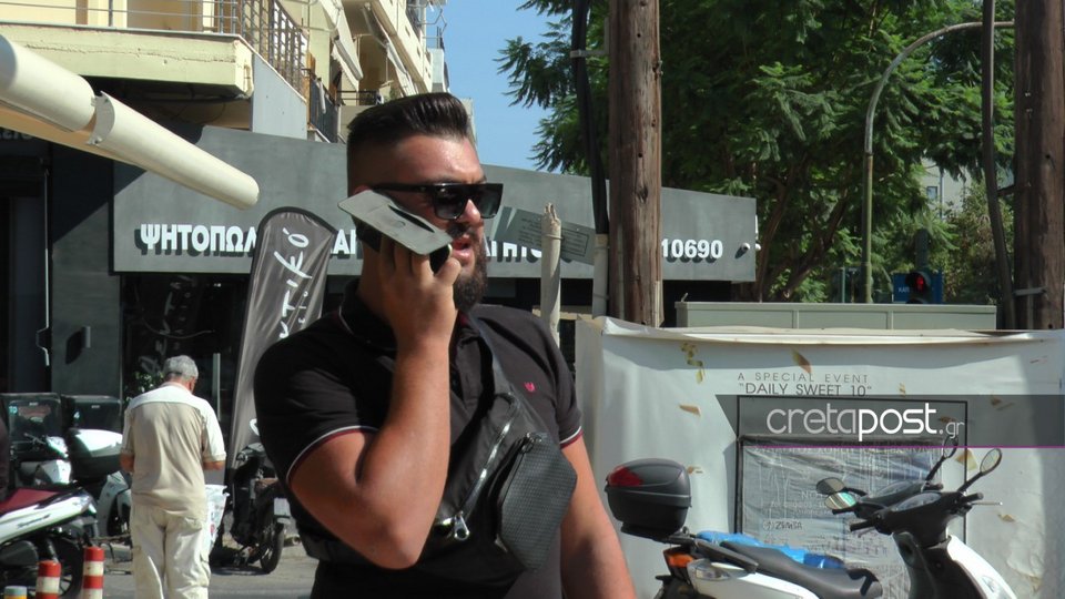 Ο γιος του θύματος στο σημείο της ανείπωτης τραγωδίας / Φωτογραφία από cretapost.gr