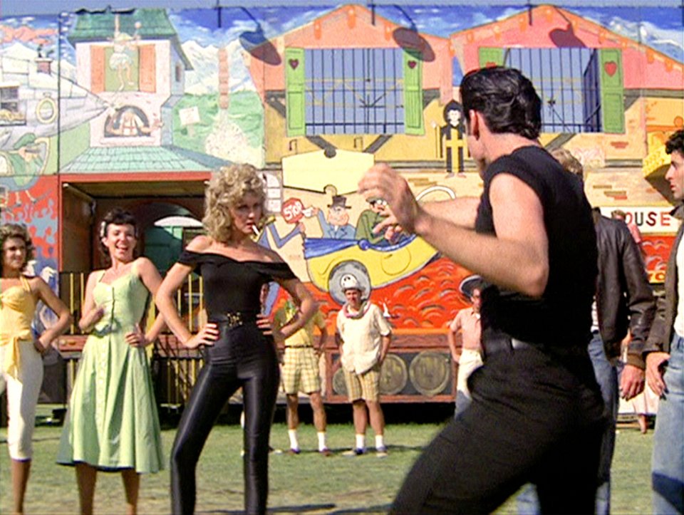 Η Olivia Newton-John με το iconic look ως Sandy και ο John Travolta ως Danny Zuko