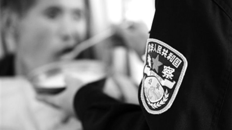 Υποχρεωτική χορήγηση φαρμάκου σε τρόφιμο ψυχιατρείου Ankang στη Χανγκζού της ανατολικής επαρχίας Ζεζιάνγκ της Κίνας