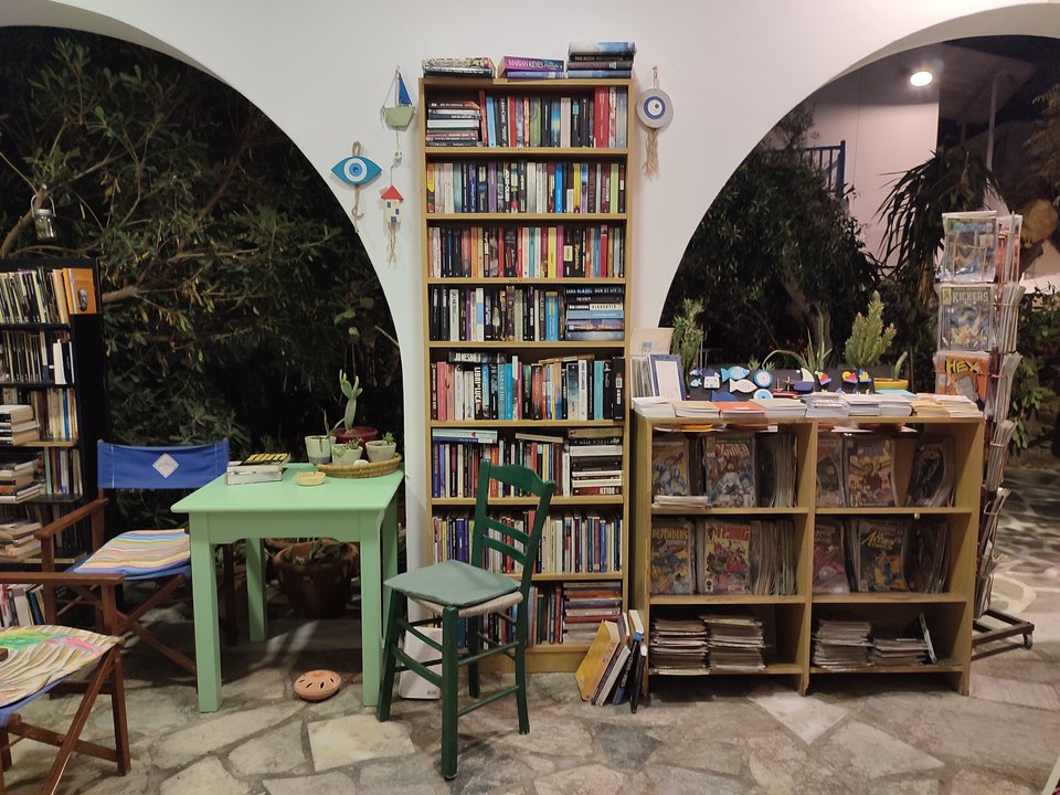 Η βεράντα έχει μεταμορφωθεί σε υπαίθρια βιβλιοθήκη στο Αρόδο.