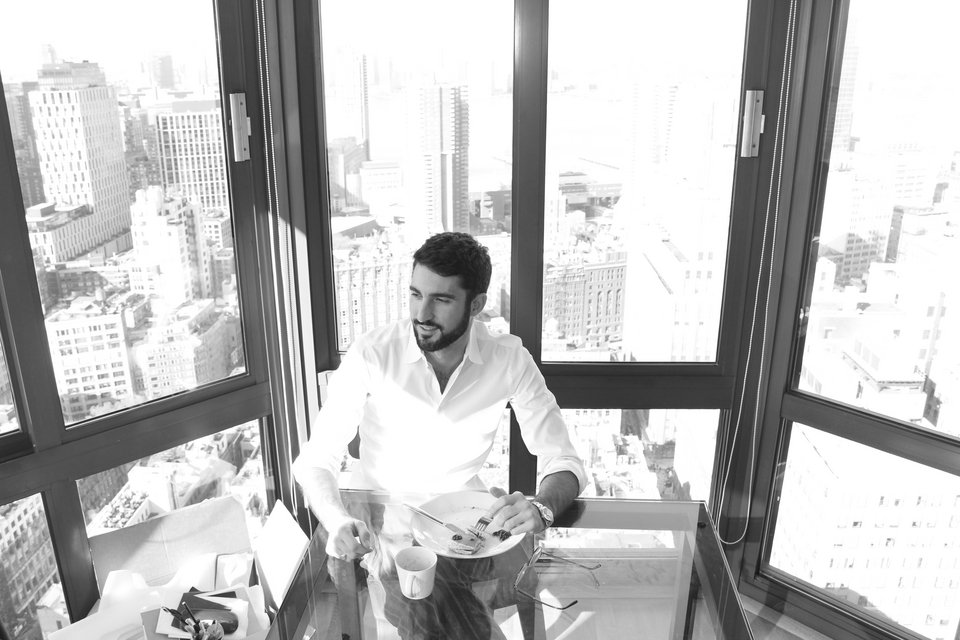 Ο Κάρολος Μιχαηλίδης ταξιδεύοντας στον κόσμο, αλλά και ζώντας για χρόνια στο εξωτερικό, ανακάλυψε τη σημασία της μαγειρικής και του φαγητού. 