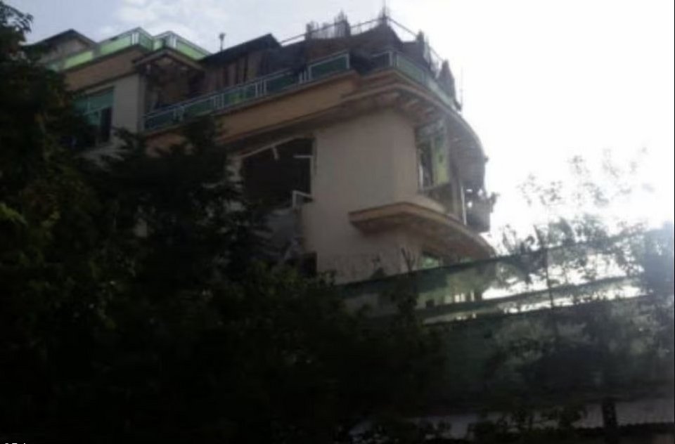 Στο μπαλκόνι αυτού του τριώροφου κτιρίου σε πλούσια συνοικία της Καμπούλ βρήκε το θάνατο από πυραύλους που εκτόξευσαν drones της CIA o αρχηγός της Αλ Κάιντα, Αϊμάν αλ Ζαουάχρι