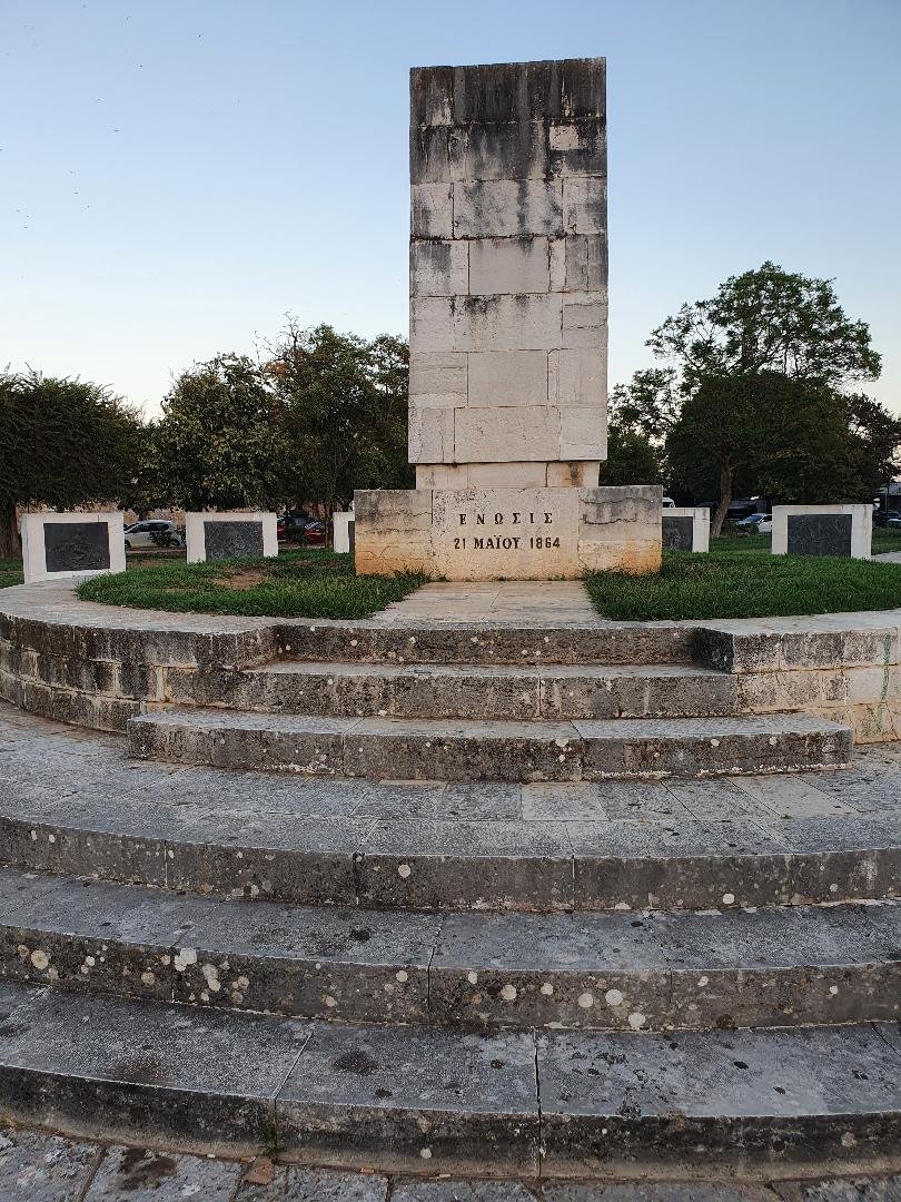 Στο κέντρο του μνημείου, πάνω σε ένα μεγάλο κυκλικό βάθρο, δεσπόζει μία μαρμάρινη στήλη, ύψους περίπου δύο μέτρων, που στην πρόσοψη της αναφέρει «ΕΝΩΣΙΣ 21 ΜΑΪΟΥ 1864»