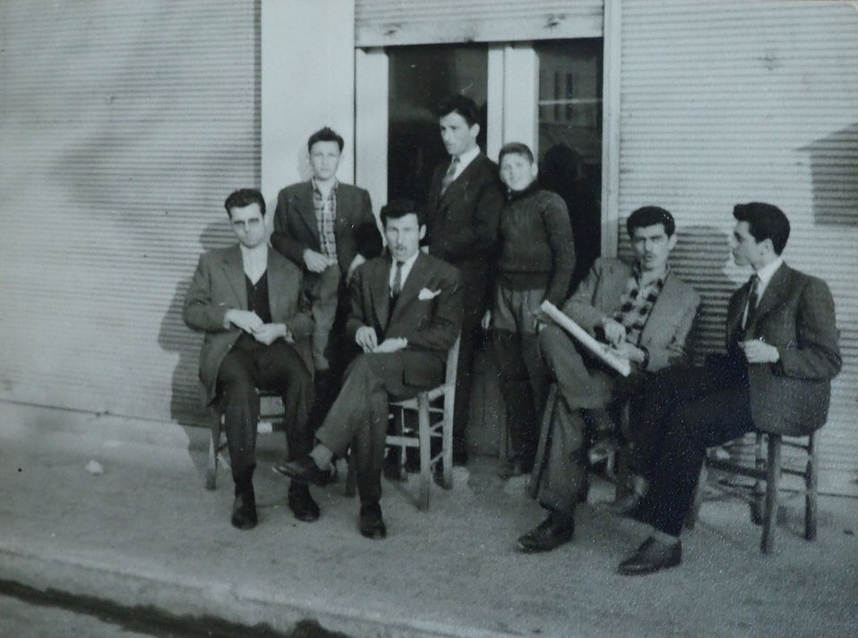 Πρόσφυγες μπροστά από καφενείο στην Κατερίνη