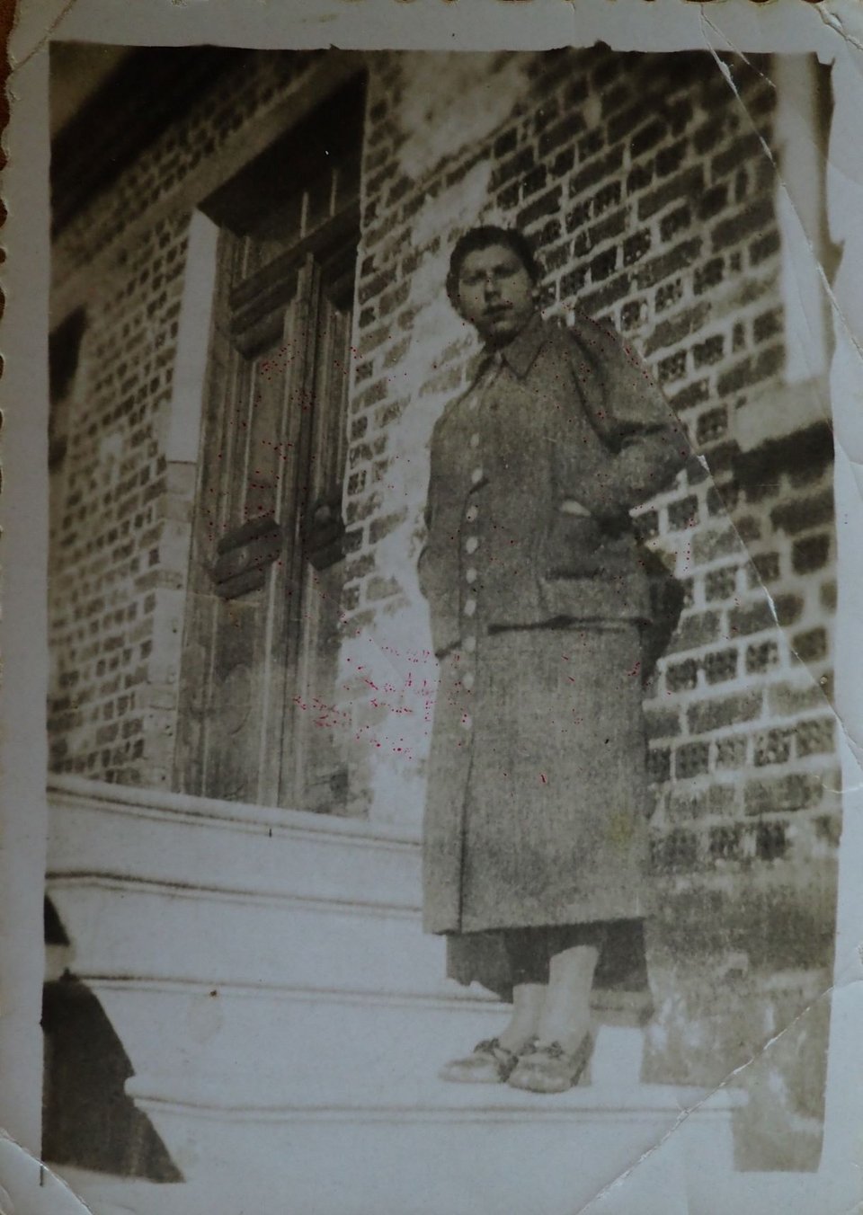 Γυναίκα πρόσφυγας μπροστά στο σπίτι της στην Κατερίνη      