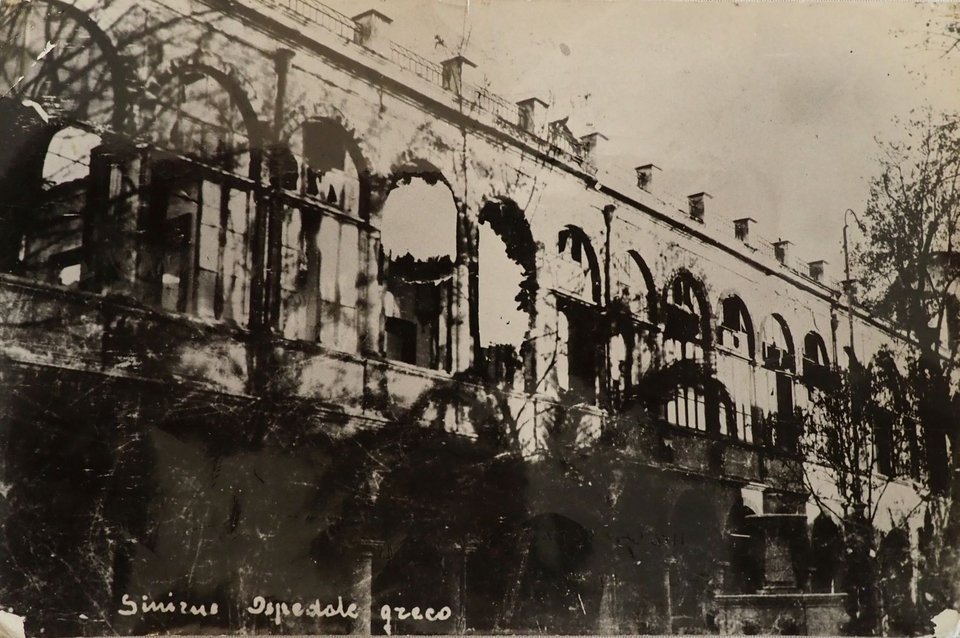 Το νοσοκομείο της ελληνικής κοινότητας καμμένο και κατεστραμμένο