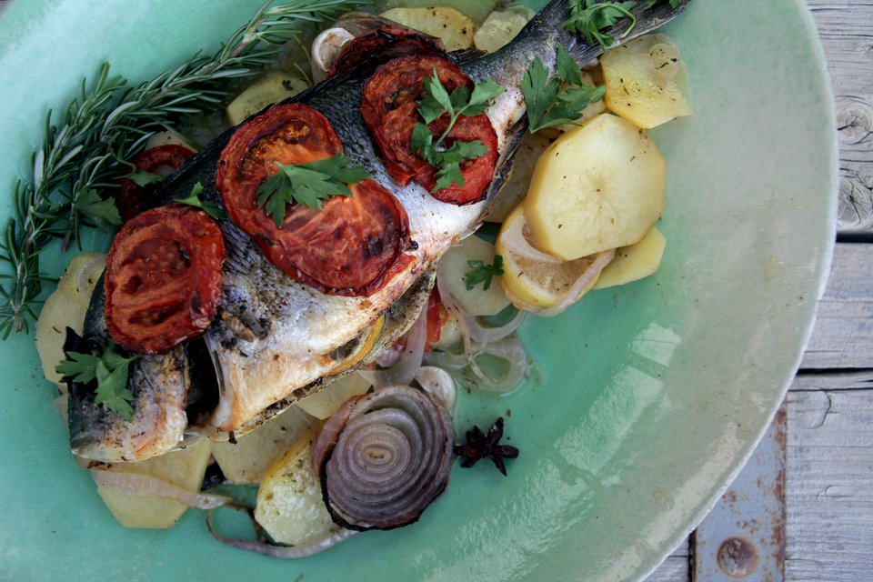 Ψάρι με λαχανικά στο φούρνο, το απόλυτο μεσογειακό πιάτο. 
