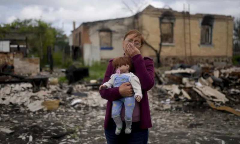 Ουκρανή μπροστά στο κατεστραμμένο σπίτι της στην Ποτάσνια, κοντά στο Κίεβο