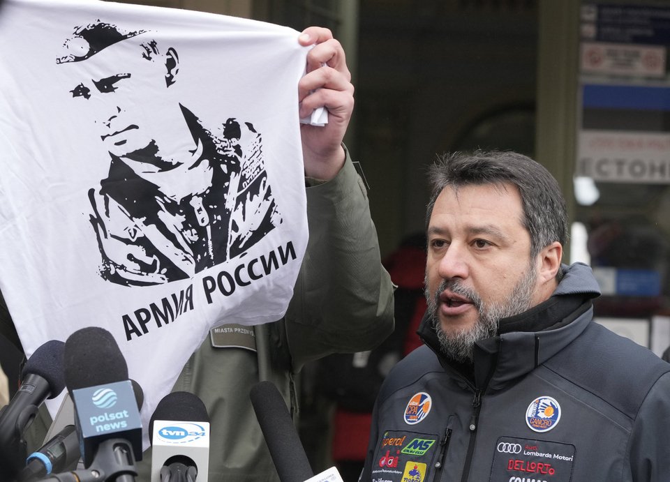 Τον περασμένο Μάρτιο ο δήμαρχος πολωνικής πόλης, που επισκέφθηκε ο Ματέο Σαλβίνι, έδειξε στις κάμερες μπλουζάκι με τη φωτογραφία του Βλαντίμιρ Πούτιν καταγγέλλοντας τη φιλορωσική στάση του Ιταλού πολιτικού