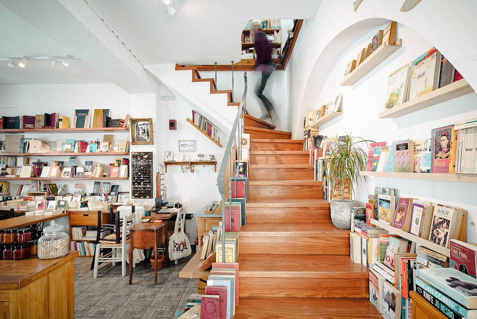 Άποψη από το βιβλιοπωλείο Αντίλαλος στην Τήνο.