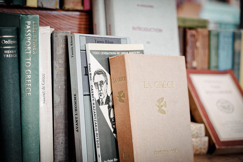 Εκτός από βιβλία στα ελληνικά, στον Αντίλαλο υπάρχουν και ξενόγλωσσα για τους τουρίστες.  