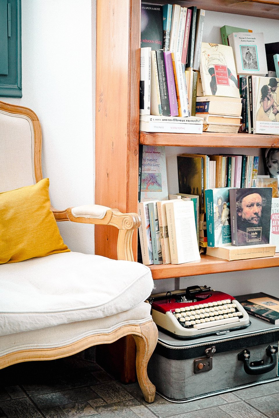 Παλιά αντικείμεν, όπως η πολυθρόνα και η γραφομηχανή, δίνουν χαρακτήρα στο χώρο του βιβλιοπωλείου Αντίλαλος.