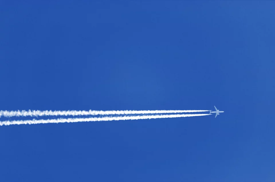 Αεροπλάνο αφήνει ίχνη στον καταγάλανο ουρανό