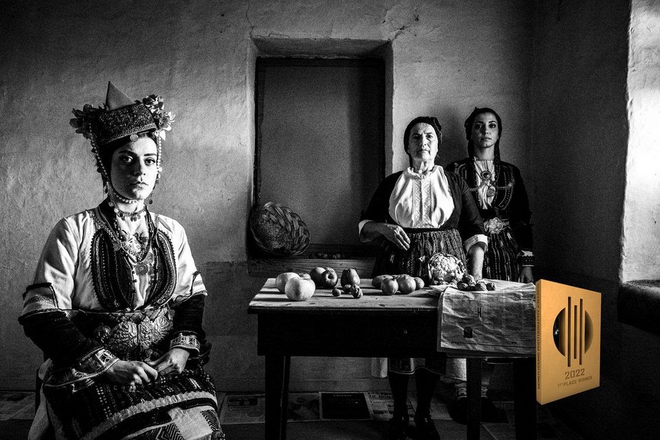 γυναίκες με φορεσιές από το Αγγελοχώρι, Μακεδονία