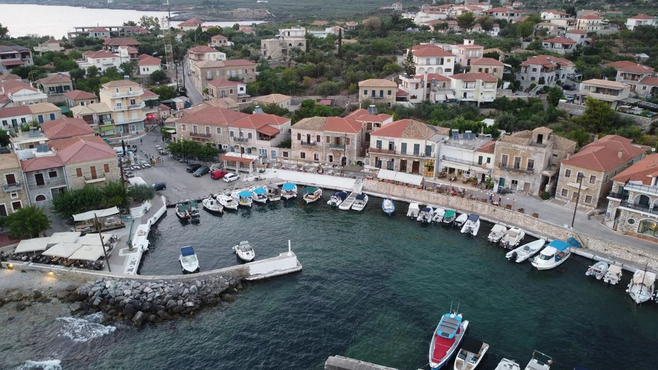 4 υπέροχα χωριά της Πελοποννήσου πάνω στο κύμα, για διακοπές σαν σε νησί 12