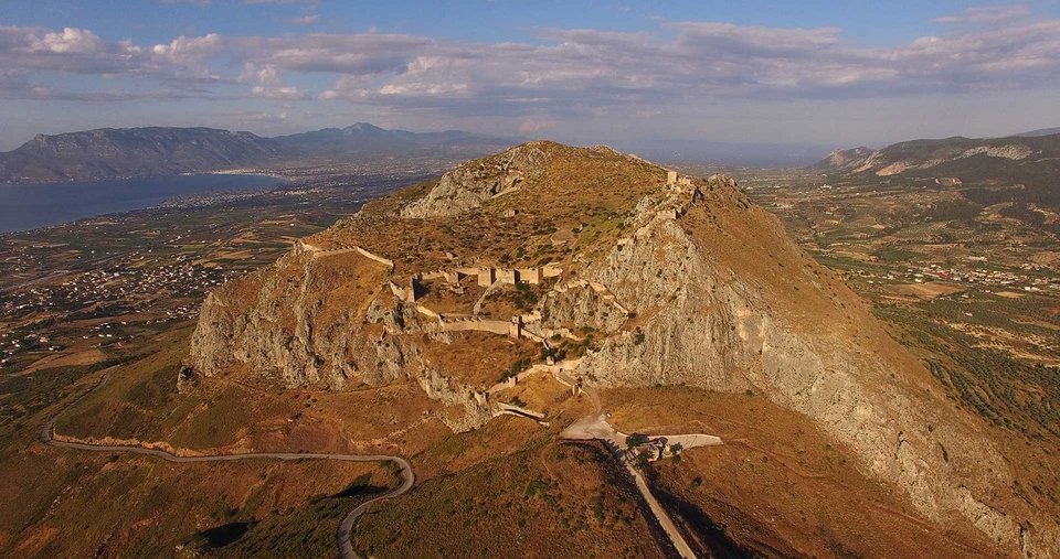 Ο Aκροκόρινθος από ψηλά. Μοιάζει σαν να υπήρχε από την αρχή της δημιουργίας του κόσμου εκεί, μέρος οργανικό του βράχου / Μουσείο Αρχαίας Κορίνθου