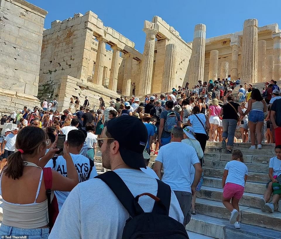 Τουρίστες στα Προπύλαια