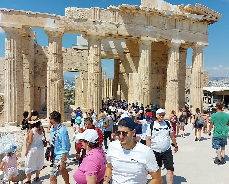 «Κι όταν φτάσαμε στην κορυφή, αναζητούσαμε απεγνωσμένα μια ''καθαρή'' εικόνα του Παρθενώνα», γράφει ο συντάκτης της «Daily Mail»