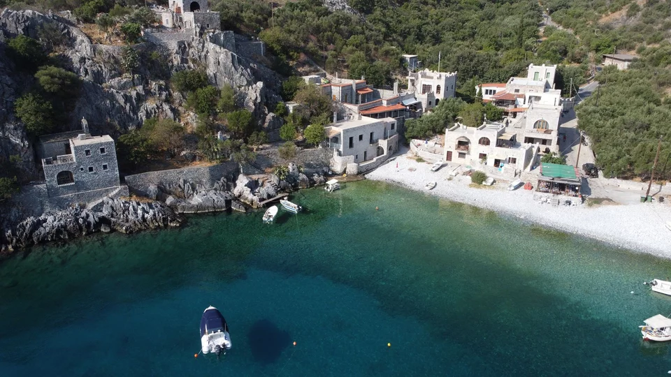 4 υπέροχα χωριά της Πελοποννήσου πάνω στο κύμα, για διακοπές σαν σε νησί 12