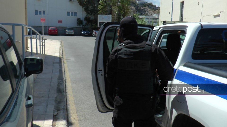 Λίγο πριν τις 12.30 το μεσημέρι έφτασε στα δικαστήρια Ρεθύμνου ο 38χρονος που κατηγορείται για την καταδίωξη και την επίθεση σε Γερμανούς τουρίστες στο Μυλοπόταμο Κρήτης