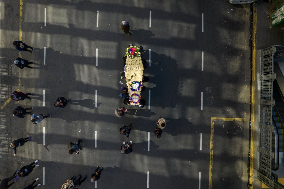 Η νεκρώσιμη πομπή στο Μπουένος Άιρες για τον κατώτατο μισθό στην Αργεντινή