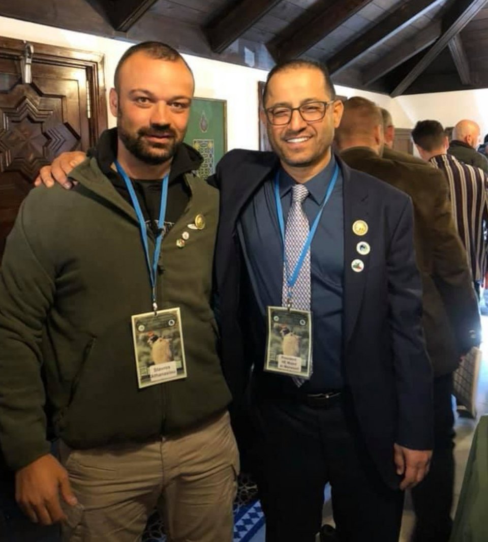 Ο Σταύρος Αθανασίου, πρόεδρος του Ελληνικού Συλλόγου Ιερακοθηρίας, με τον πρίγκιπα των Εμιράτων και πρόεδρο της Διεθνούς Ομοσπονδίας Ιερακοθηρίας, Majed Ali Al Mansoori