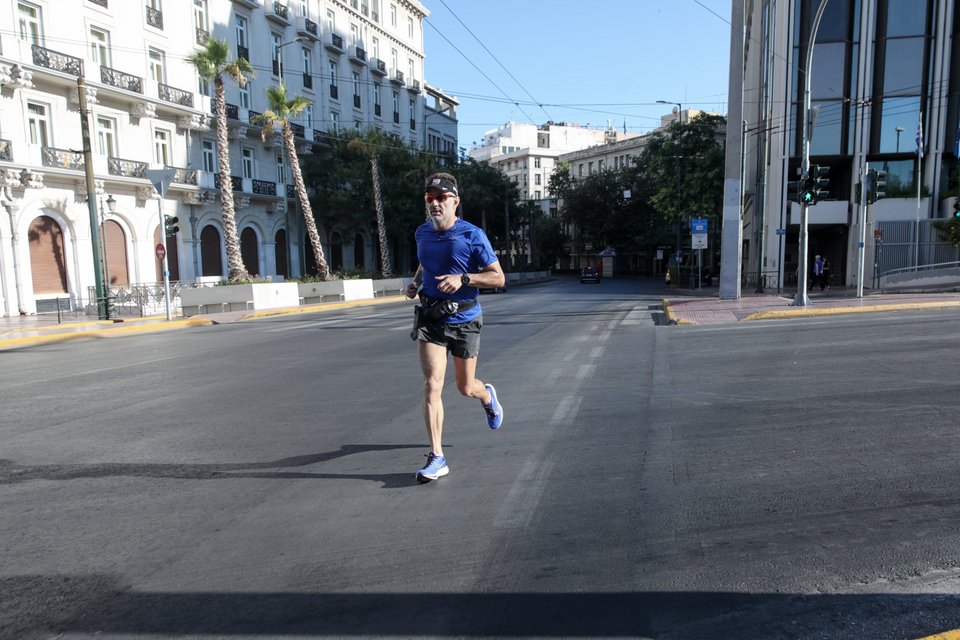 Υπό κανονικές συνθήκες θα έτρεχε ανάμεσα σε εκατοντάδες οχήματα στην Αμαλίας