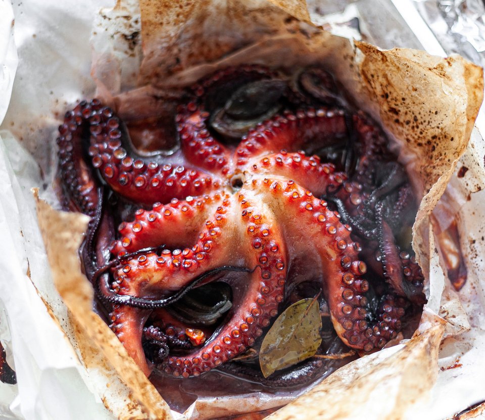 Χταπόδι στο λαδόχαρτο, μια νοστιμιά που μυρίζει Αιγαίο. 