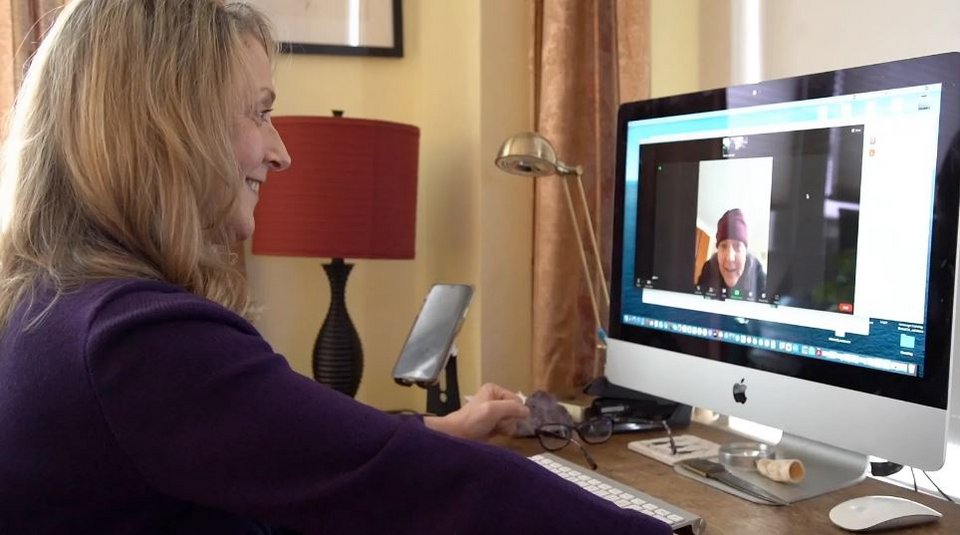 Η Kathy Seckler και η πανομοιότυπη δίδυμή της Lori Pritzl μιλούν μέσω υπολογιστή