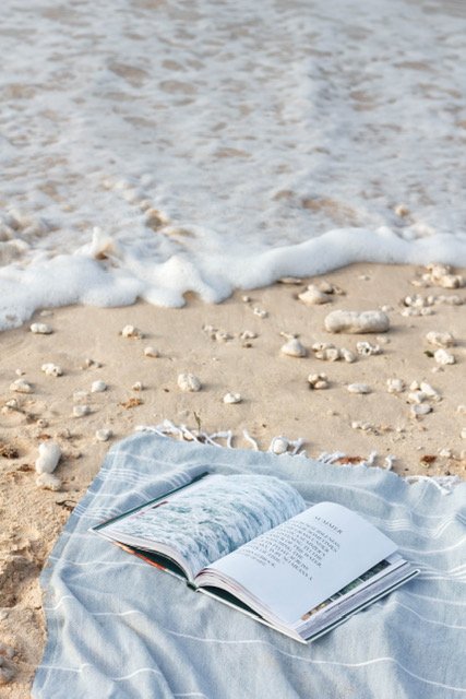 Το νέο βιβλίο «The Outdoor Living» της Alanna O’Neil σε μια από τις τροπικές παραλίες της Χαβάης  - Φωτογραφία: Courtesy of Alanna O’Neil 