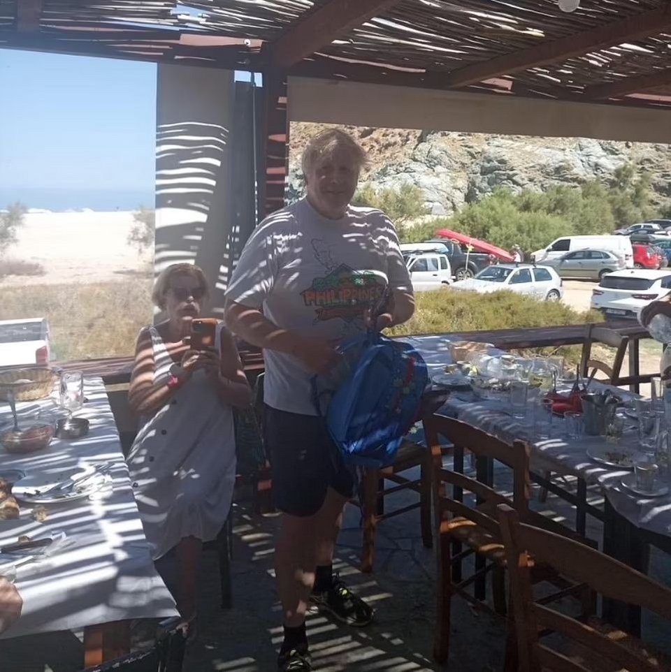Ο Μπόρις Τζόνσον στο εστιατόριο στην Κάρυστο / Φωτογραφία: Daily Mail