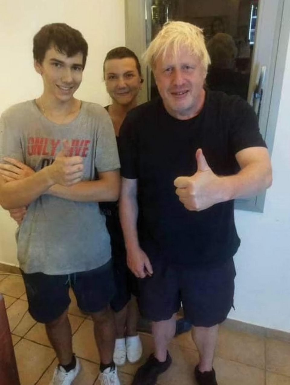 Ο Μπόρις Τζόνσον ποζάρει με πελάτες του εστιατορίου / Φωτογραφία: Daily Mail