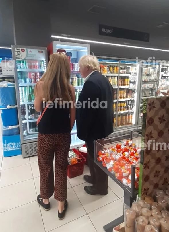 Ο Μπόρις Τζόνσον με τη σύζυγό του σε σούπερ μάρκετ στη Νέα Μάκρη / Φωτογραφία: iefimerida.gr