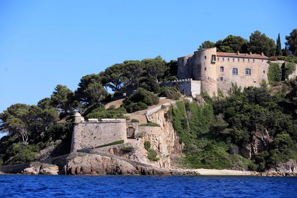 To κάστρο Μπρεγκανσόν ανήκει στο γαλλικό κράτος και είναι τόπος διακοπών των προέδρων
