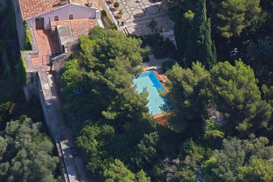 Η Μπριζίτ Μακρόν τοποθέτησε την πισίνα στην εσωτερική αυλή του κάστρου
