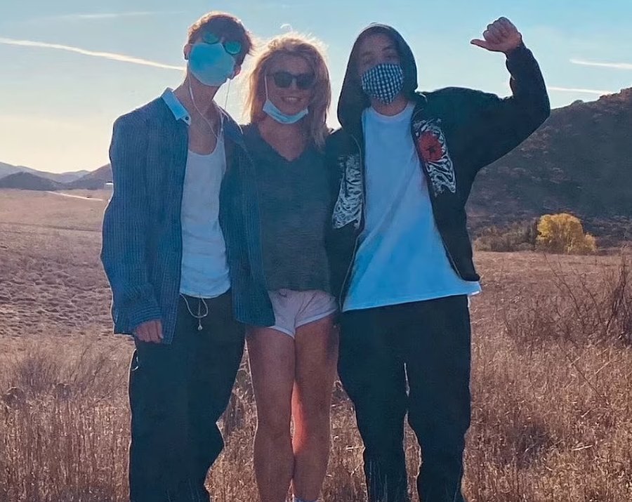 Η τελευταία γνωστή φωτογραφία της Britney με τους δύο γιους της ήταν αυτό το στιγμιότυπο που μοιράστηκε στο Instagram τον Μάρτιο του 2021