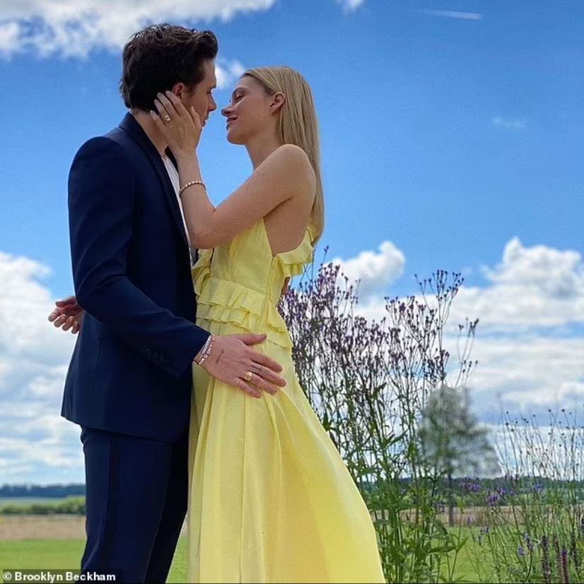 Ο Μπρούκλιν Μπέκαμ και η νυν σύζυγός του Νίκολα Πελτς φωτογραφήθηκαν στην εξοχή για να ανακοινώσουν τον αρραβώνα τους