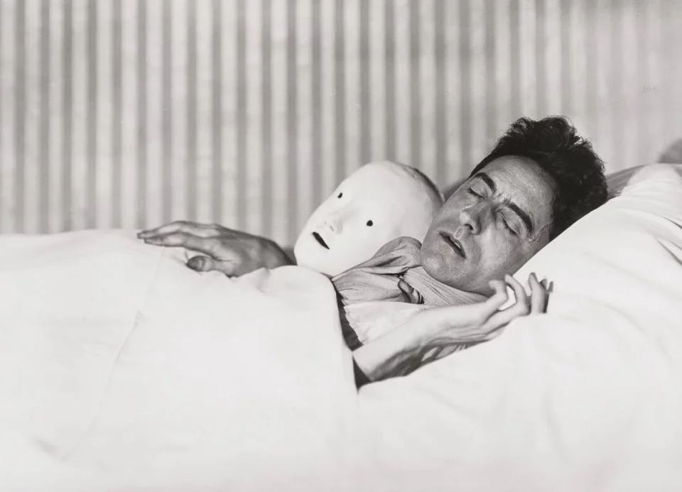 Ο Ζαν Κοκτώ κοιμάται με τη μάσκα της Αντιγόνης που δημιούργησε ο Πικάσο