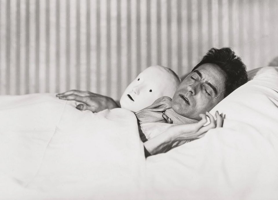 Ο Ζαν Κοκτώ κοιμάται με τη μάσκα της Αντιγόνης που δημιούργησε ο Πικάσο