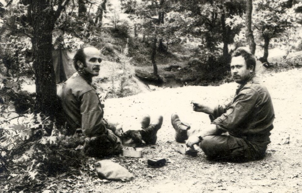 Κάπου στον Έβρο, «ετοιμοπόλεμοι» σε φωτογραφία από την επιστράτευση που κατέληξε σε φιάσκο. Φωτ.αγνώστου, Ιούλιος 1974. ΑΡΧΕΙΟ Μ.Νταλούκας.