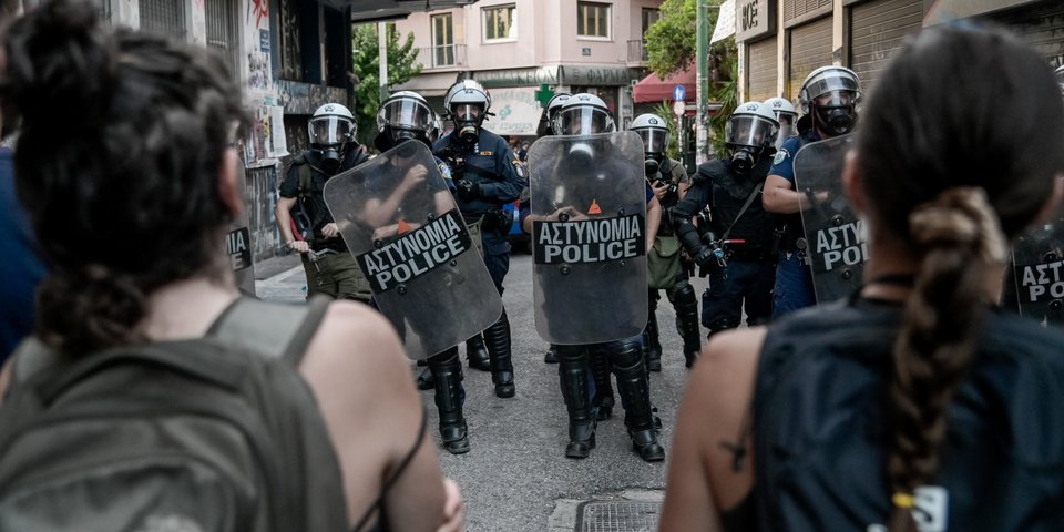 Διαδηλωτές στα Εξάρχεια ενάντια στην κατασκευή μετρό στην κεντρική πλατεία / ΤΑΤΙΑΝΑ ΜΠΟΛΑΡΗ / EUROKINISSI