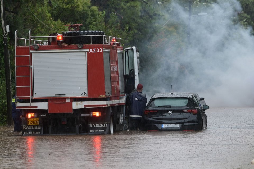 Πυροσβέστες απεγκλώβισαν πολίτες από αυτοκίνητα στη Λεωφόρο Δροσιάς-Σταμάτας, στον Διόνυσο / Φωτογραφία: EUROKINISSI - ΜΙΧΑΛΗΣ ΚΑΡΑΓΙΑΝΝΗΣ