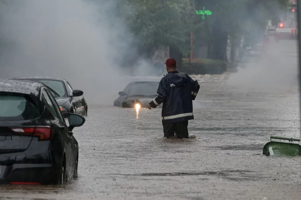 Πυροσβέστες απεγκλώβισαν άτομα από αυτοκίνητα στη λεωφόρο Δροσιάς-Σταμάτας στον Διόνυσο / Φωτογραφία: EUROKINISSI - ΜΙΧΑΛΗΣ ΚΑΡΑΓΙΑΝΝΗΣ