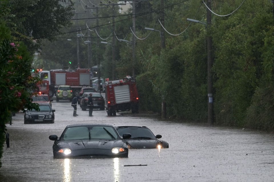 Πυροσβέστες απεγκλώβισαν πολίτες από αυτοκίνητα στη Λεωφόρο Δροσιάς-Σταμάτας, στον Διόνυσο / Φωτογραφία: EUROKINISSI - ΜΙΧΑΛΗΣ ΚΑΡΑΓΙΑΝΝΗΣ